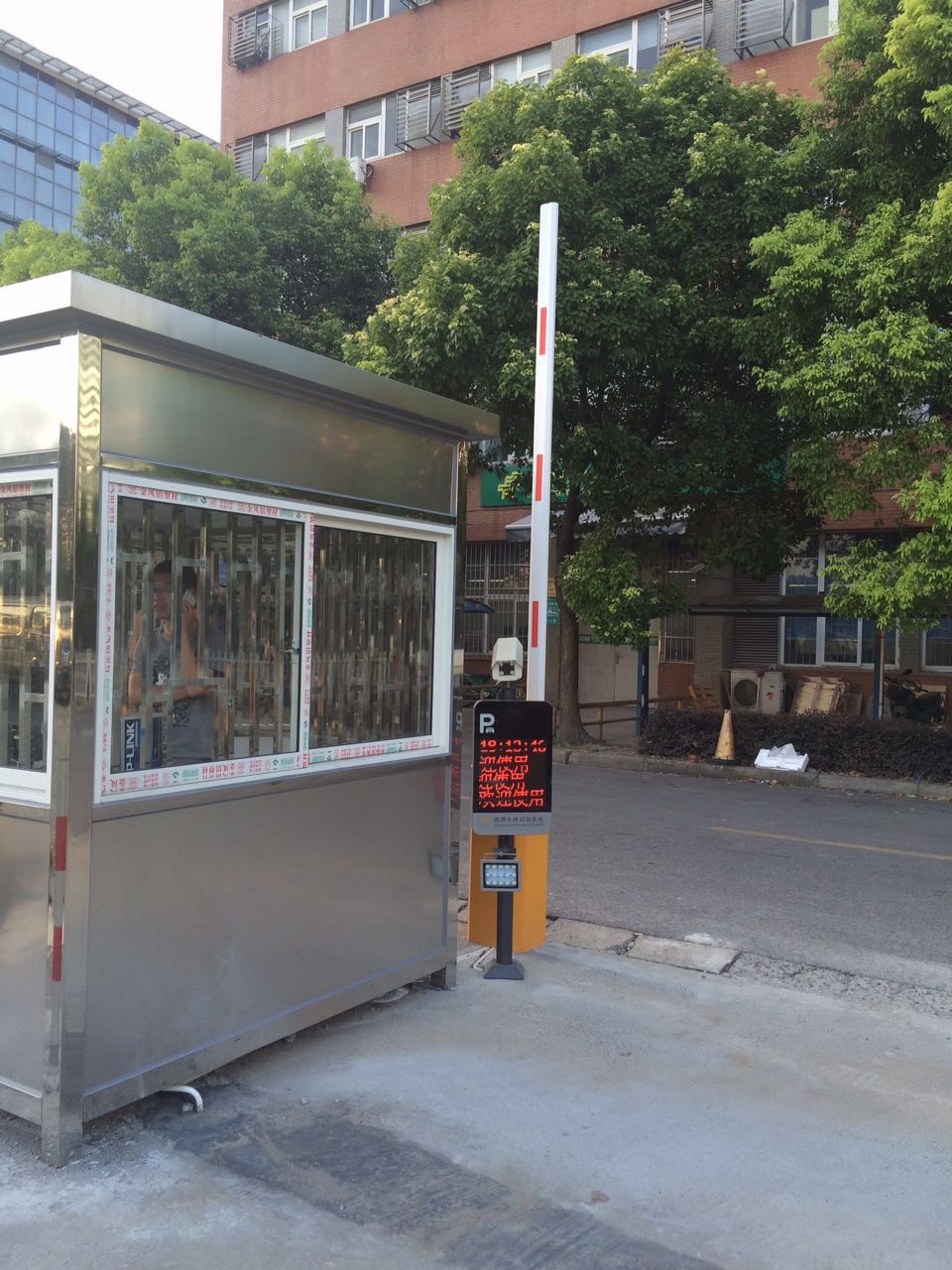 上海翼霸市政工程|不锈钢岗亭|小区保安岗亭|车位线|车牌识别|道路划线