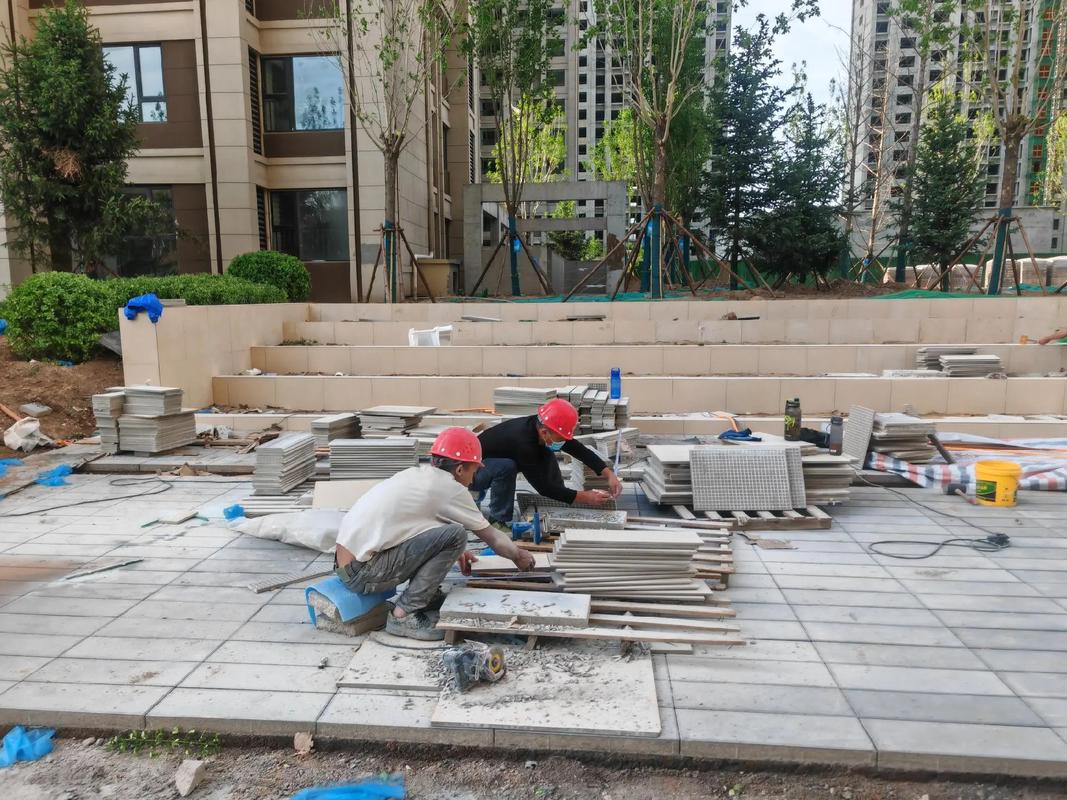 天润一期园林绿化工程启动，树木入场与铺砖同步推进